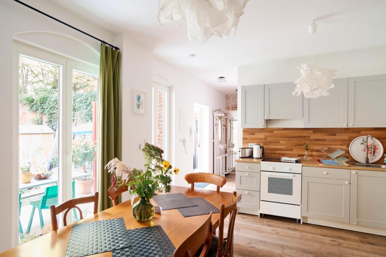 Beautiful And Cozy Remise For Up To 6 Guests Apartamento Berlim Exterior foto